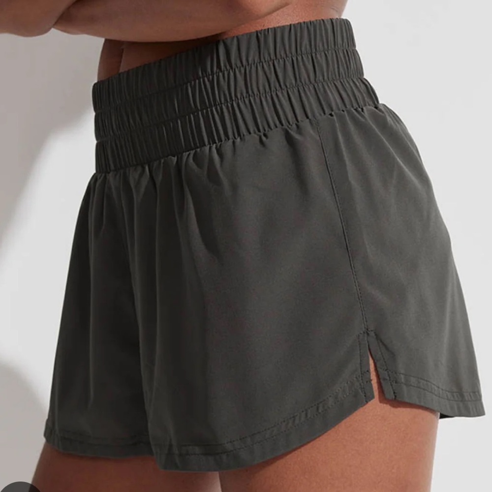 Varley Kallin shorts in dark green